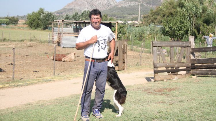 En Jordi Muxach amb un dels gossos de tura que té a la finca a l'Estartit © ACN