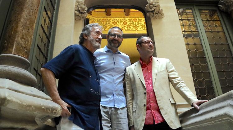 Jordi Savall; el director de l'Institut Ramon Lull, Manuel Forcano, i l'alcalde de Castelló d'Empúries, Salvi Güell © ACN
