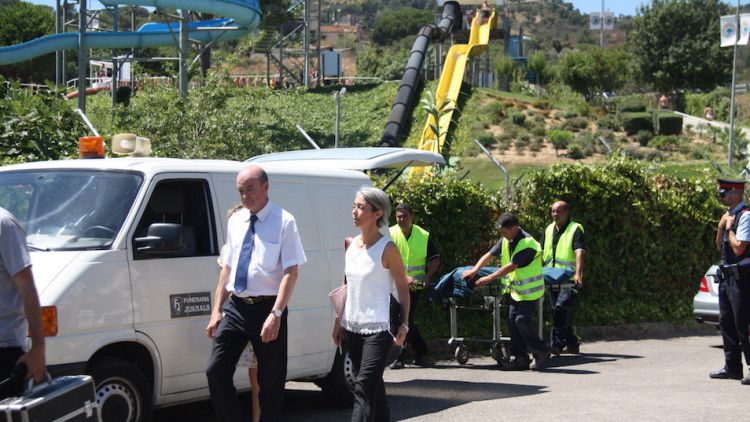 Retirada del cadàver en un dels camps propers al parc aquàtic © ACN