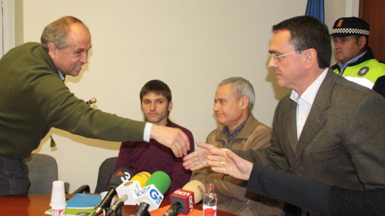 Targa dóna la mà al nou alcalde, Narcís Junquera.