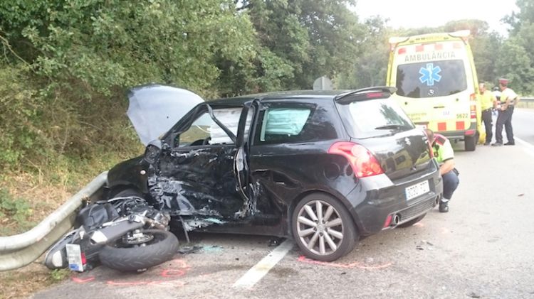 La moto de la víctima de l'accident de Vidreres ha quedat atrapada entre el turisme i la barrera de seguretat © ACN