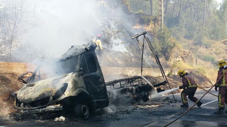 Els Bombers treballant en les tasques d'extinció
