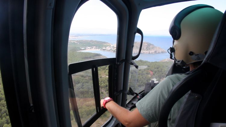 L'helicòpter dels Agents Rurals sobrevolant la comarca del Baix Empordà © ACN