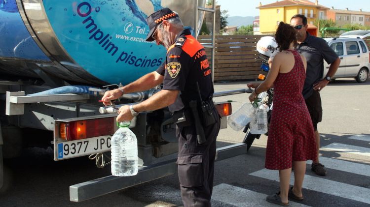 Un camió cisterna va repartir aigua durant els problemes d'agost de 2016 © ACN. ACN