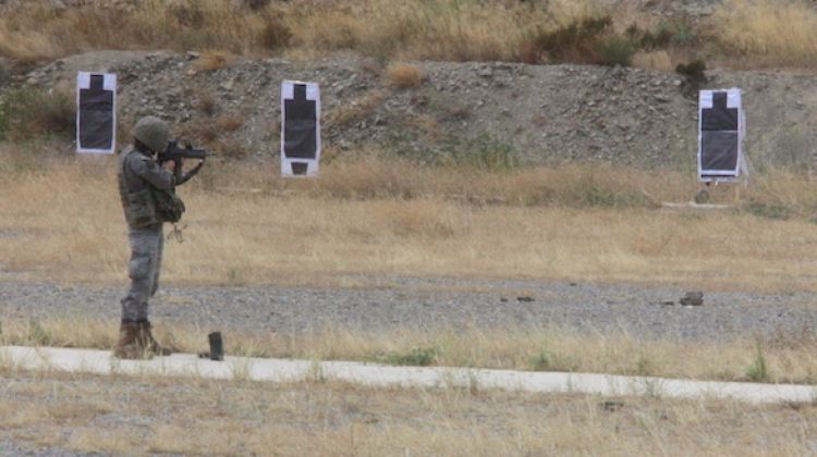 Un militar a Sant Climent Sescebes fent pràctiques de tir (arxiu)