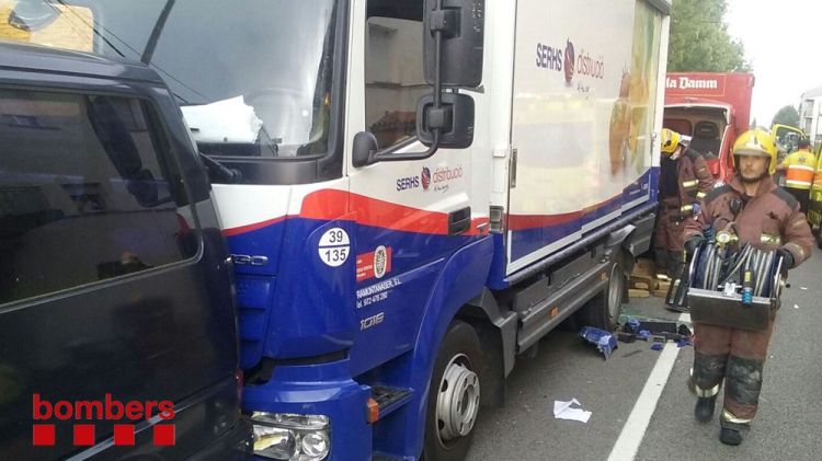 Els Bombers treballant en l'accident
