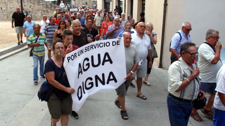 Uns 200 veïns d'urbanitzacions de Vidreres i Maçanet de la Selva s'han manifestat avui a Girona © ACN