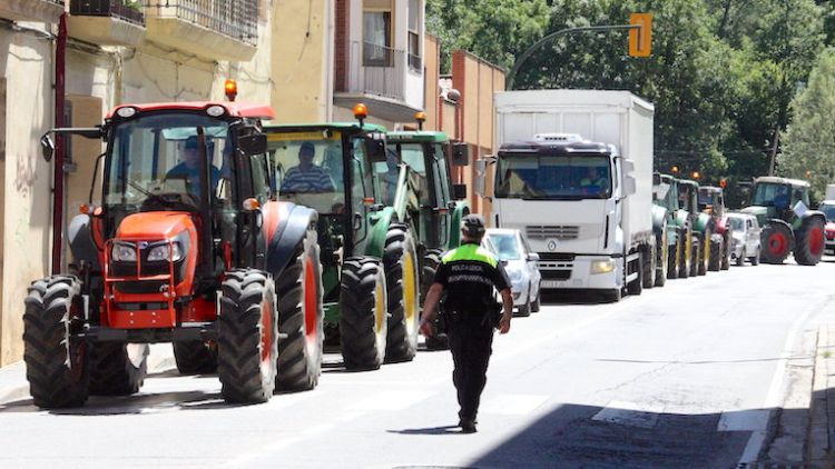 Una quarantena de tractors han recorregut els carrers de Ripoll © ACN