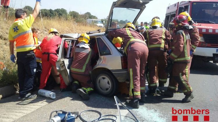 Moment en que els Bombers exarceraven el cos del conductor atrapat