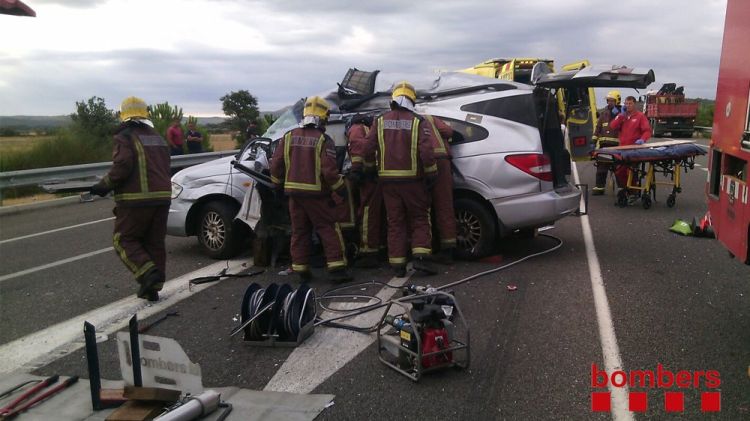 Els Bombers excarcerant la víctima de l'accident a Viladamat