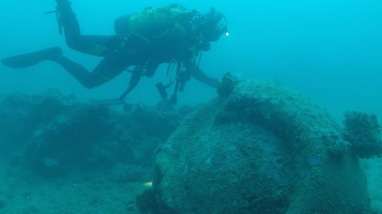 Un efectiu del GEAS de la Guàrdia Civil al costat de la mina © ACN