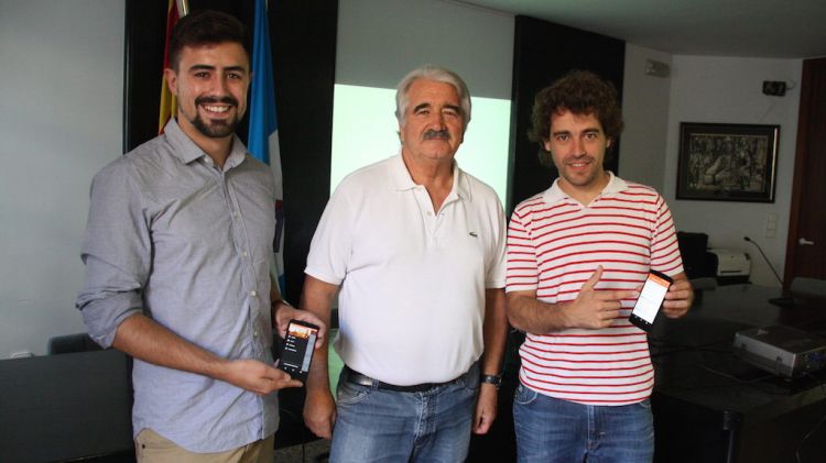 Marc Salé i Arnau Torrente un dels autors de l'app Smartvila amb l'alcalde de Sant Joan les Fonts, Joan Espona © ACN