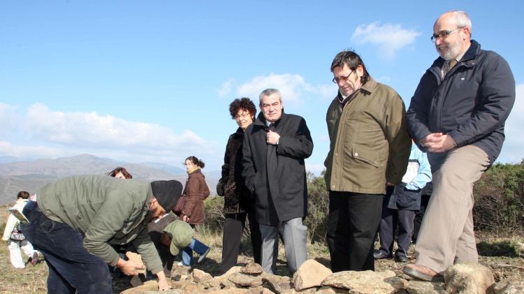 Josep Maria Rufí, Pere Trias i Manel Guerrero, visitant ahir els espais que s'han recuperat amb la plantació d'alzines sureres © ACN