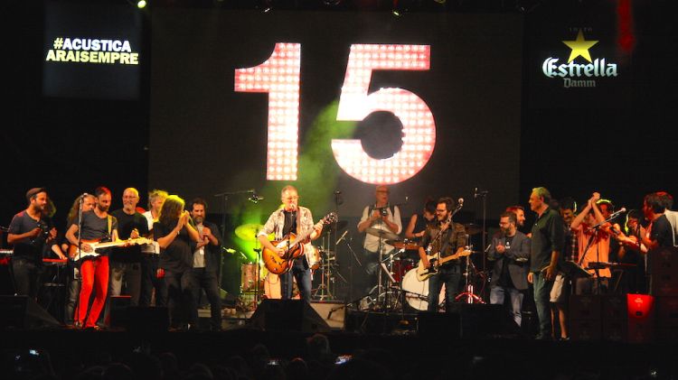 Dotze artistes del panorama musical català, amb Quimi Portet al capdavant, interpretant 'La Rambla' © ACN