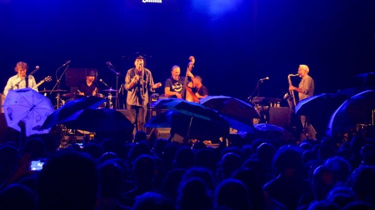 Paraigües enlaire en un moment del multitudinari concert d'Adrià Puntí © ACN