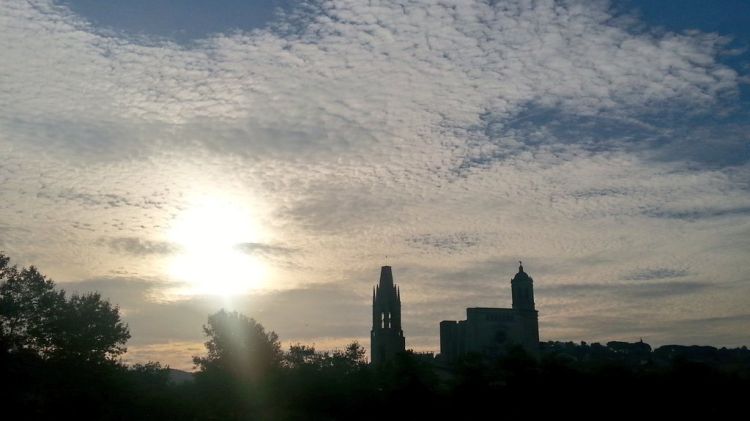 Girona il·luminada pels primers rajos de llum d'avui © Cristina J.L.