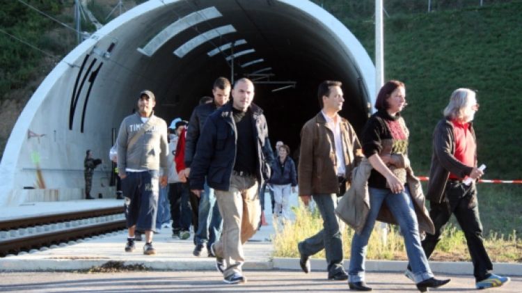 Els passatgers sortint a peu pel túnel 'sa' després de l'avaria del tren.. ACN