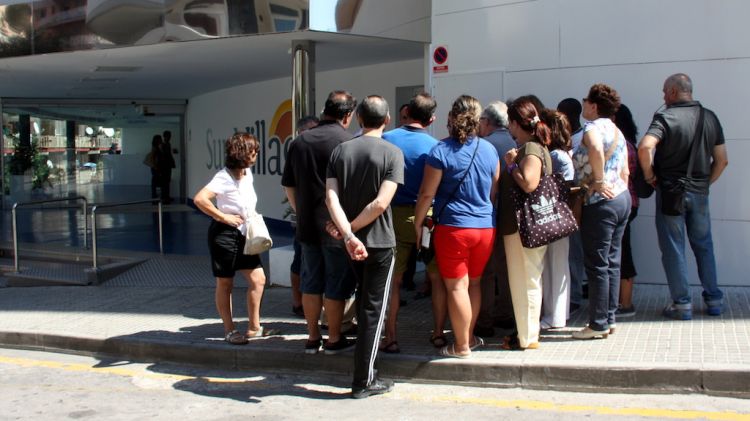 Els treballadors del Sun Village, reunits a les portes de l'hotel © ACN