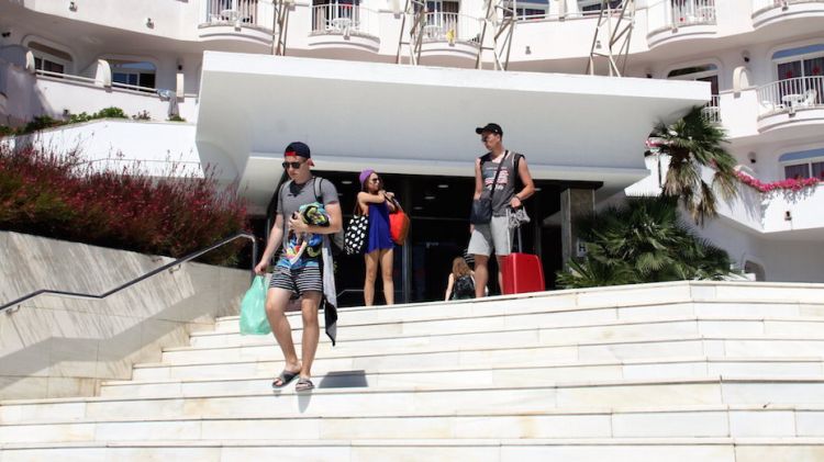 Turistes abandonant l'hotel l'estiu de la polèmica, just abans del seu tancament