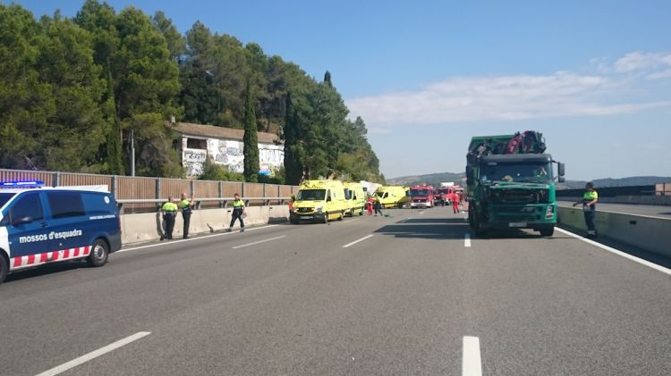 Accident entre dos turismes i un camió a l'AP-7 a Sarrià de Ter © ACN