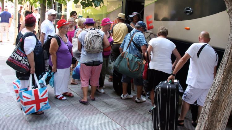 Clients francesos que s'estaven al Marina Sand, pujant a un autobús per anar fins a un altre hotel © ACN