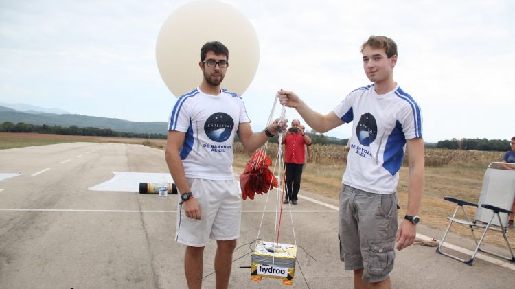 En Lluís Portella (esquerra) i Aleix Coma amb la sonda que han llançat avui © ACN