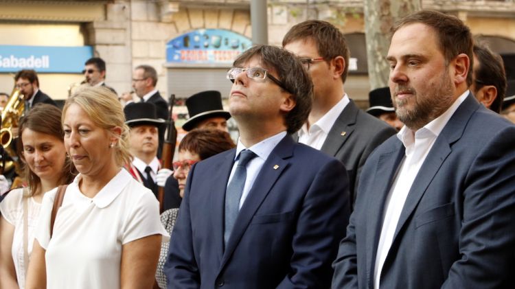 Carles Puigdemont, Oriol Junqueras, Neus Munté i la resta de consellers del Govern fent l'ofrena © ACN