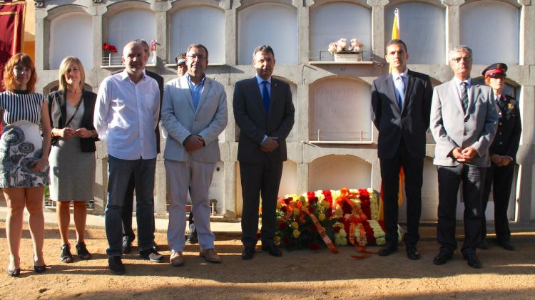 Les autoritats que aquest 11 de setembre del 2016 han assistit a l'ofrena floral a la tomba de Josep Irla © ACN