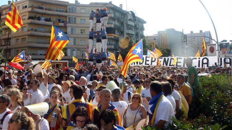 Milers de persones han omplert el Passeig dels Països Catalans a Salt © M. Estarriola