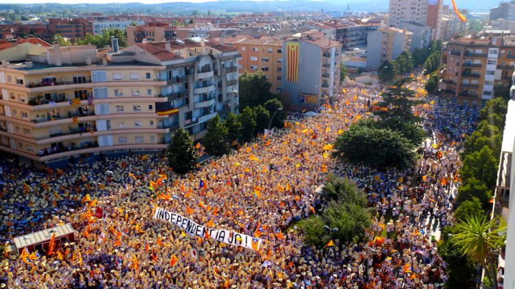 Milers de persones han omplert el Passeig dels Països Catalans a Salt © ACN