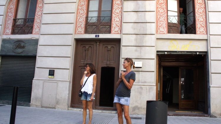 Dues turistes davant la casa natal de Salvador Dalí © ACN