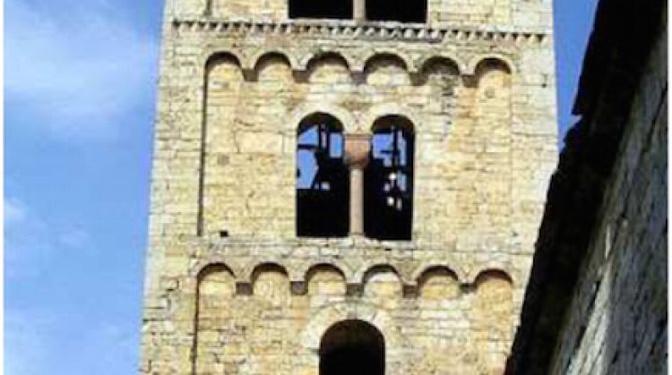 El campanar de l'església de Santa Cecília de Molló © ACN