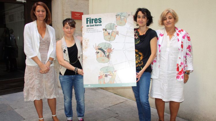 L'alcaldessa Marta Madrenas i la regidora responsable de Fires, Eva Palau, amb les dues autores del cartell © ACN