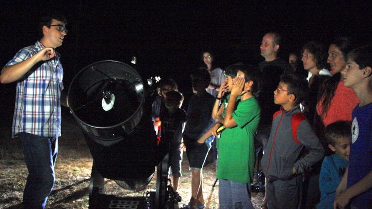 Diversos nens participen en una activitat d'observació astronòmica al càmping Bassegoda Park © ACN