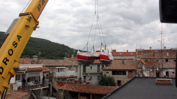 Una grua retirant el catamarà d'en Pepe © ACN