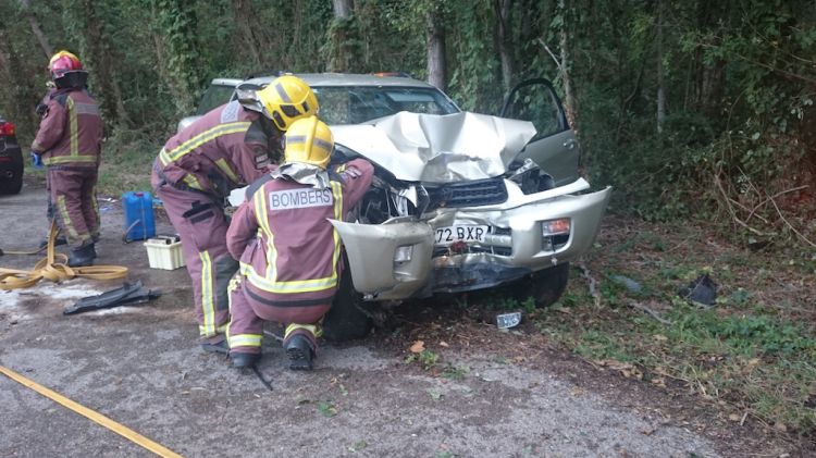 Efectius dels Bombers treballen en l'accident de Breda © ACN