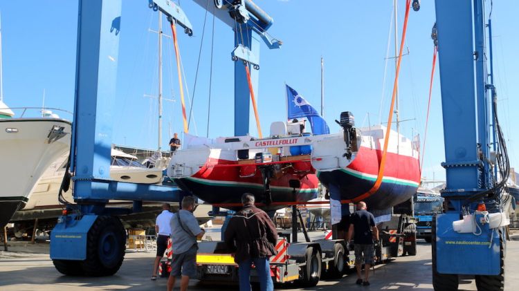 La grua descarregant el catamarà d'en Pepe a Roses © ACN