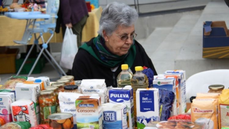 El preu que ha de pagar tothom qui vol instal·lar una parada és l'aportació simbòlica d'un quilo o un litre d'algun producte alimentari que recull l'estand Càrites de Clades. ACN. ACN