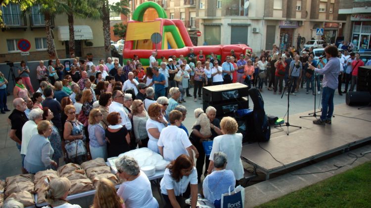 La festa reivindicativa davant del CAP centre de Lloret celebrada avui © ACN