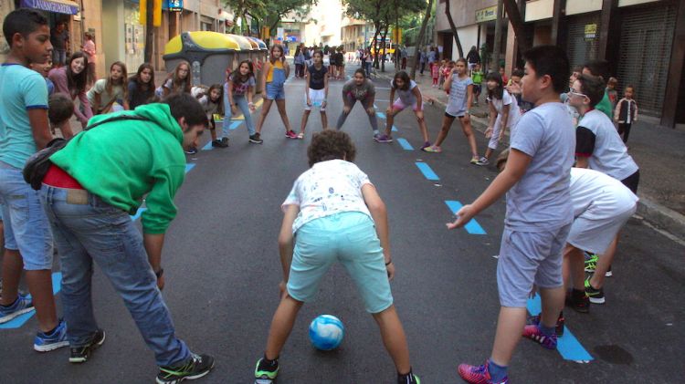 Nens de l'escola Masmitjà jugant al carrer Joan Maragall © ACN