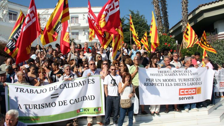 Els manifestants, abans de començar la marxa, concentrats davant l'hotel Marina Sand © ACN