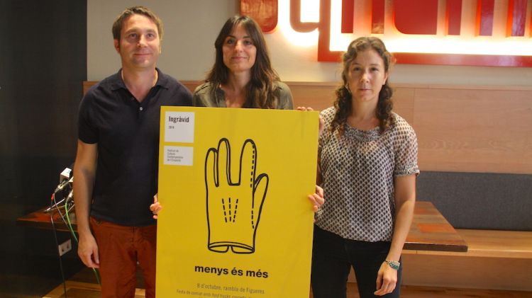 Rafael Camps, Esther Pujol i l'artista Mechu López  © ACN