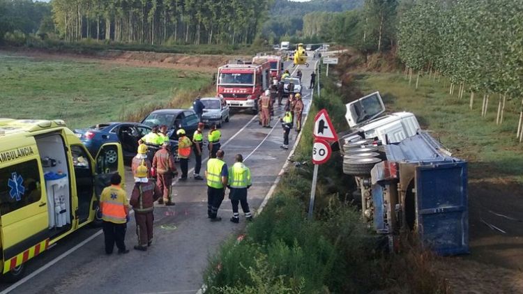 Pla general de l'accident entre dos cotxes i un camió © ACN