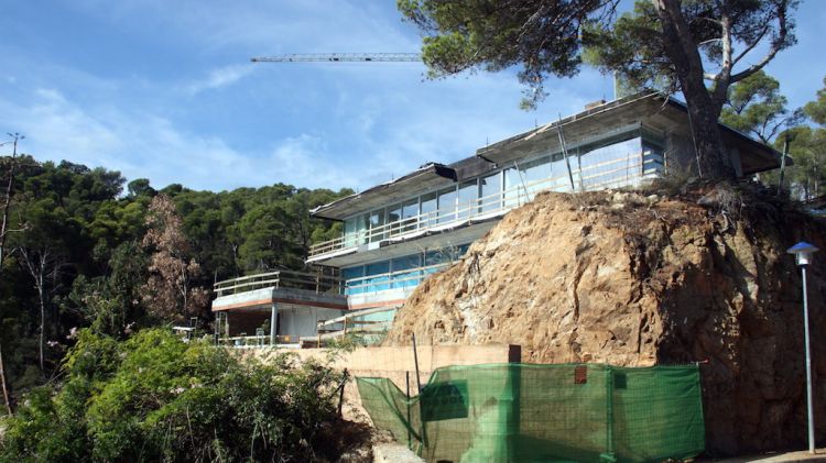 El xalet que s'està aixecant damunt la cala del Golfet (arxiu) © ACN