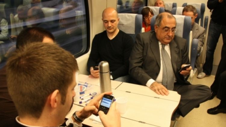 El conseller Joaquim Nadal ha agafat el tren entre Girona i Barcelona per conversar amb un grup d'usuaris del Twitter. ACN
