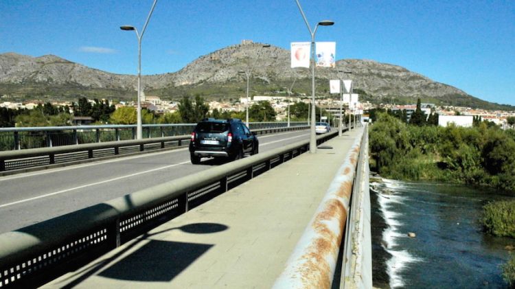Carretera que passa per sobre del riu Ter a l'entrada de Torroella de Montgrí