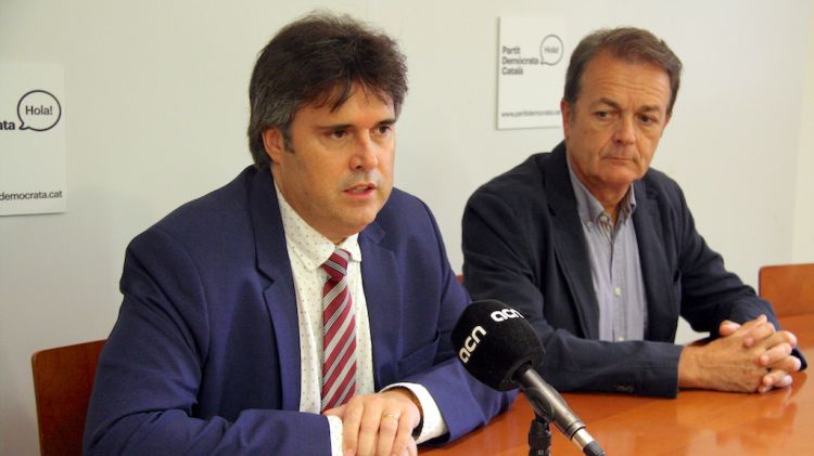 En primer terme, el candidat a seguir liderant el PDC a Girona, Pere Vila © ACN