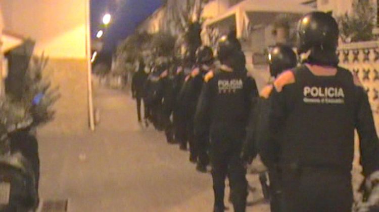 Mossos d'Esquadra preparats per fer una entrada en un dels habitatges dels membres de la banda