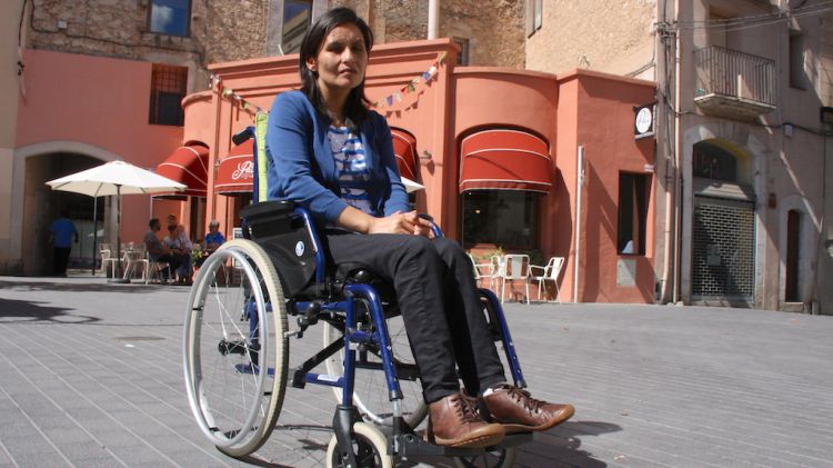 Felicidad C. A., en cadira de rodes, a la plaça Josep Pla © ACN