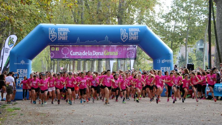 Moment de la sortida de l'Oncotrail en que han participat 138 equips © ACN